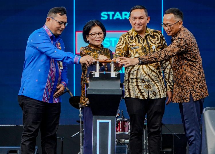 Asisten Ekonomi Pembangunan Setdako Medan, Citra Effendi Capah (kiri) pada acara Jelajah Kuliner Indonesia 2025 di Lapangan Benteng, Medan.(Satunusantara news/HO-Diskominfo Medan).