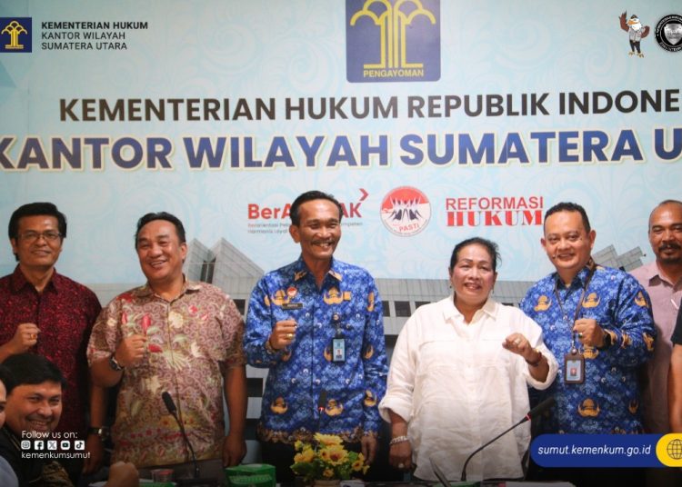 Kakanwil Kemenkum Sumut, Ignatius Mangantar Tua Silalahi, (tengah) foto bersama dengan Ketua DPRD  Kabupaten Karo  Iriani Tarigan (tiga kanan) pada Rapat Harmonisasi Ranperda tentang Penyertaan Modal pada PDAM Tirta Malem, Kabupaten Karo.(Satunusantara news/HO-Kemenkum Sumut).