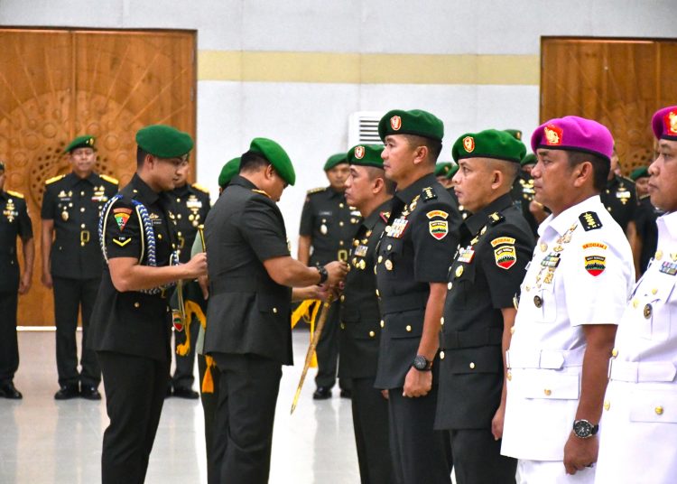 Pangdam I/BB Mayjen TNI Rio Firdianto (kiri) menyerahkan tugas saat kepada Kolonel Inf Iwan Budiarso sebagai Danrem 023/Kawal Samudera  di Makodam I/BB.(Satunusantara news/HO-Pendam IBB).
