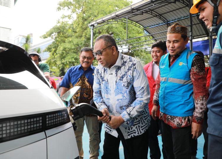 Wamennaker RI Afriansyah Noor (tengah) saat melakukan simulasi pengecasan pada mobil listrik di SPKLU Kantor PLN UID Sumut.(Satunusantara news/HO-Humas PLN UID Sumut).