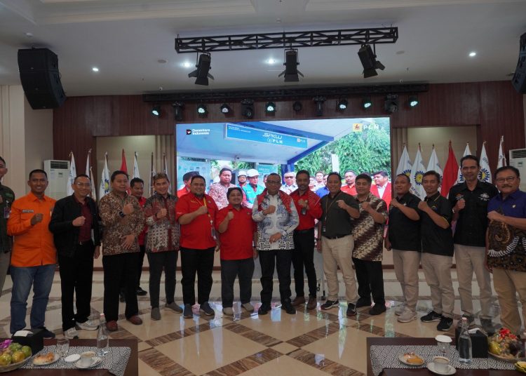 Wakil Menteri Ketenagakerjaan RI, H. Afriansyah Noor (tengah) bersama General Manajer LN UID Sumut , Mundhakir (lima kiri) foto bersama denganPengurus Serikat Pekerja (SP) PLN UID Sumut.(Satunusantara news/HO-Humas PLN UID Sumut).