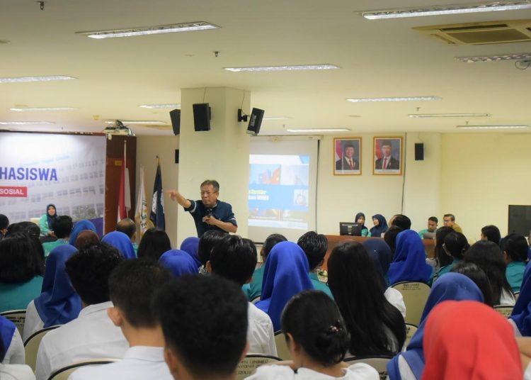 Guru Besar Unimed Prof. Dr. Syawal Gultom, M.Pd (tengah)  saat memberikan Pembinaan Karakter Mahasiswa  di Gedung Digital Library (Digilyb) Unimed. (Satunusantara news/HO-Humas Unimed).