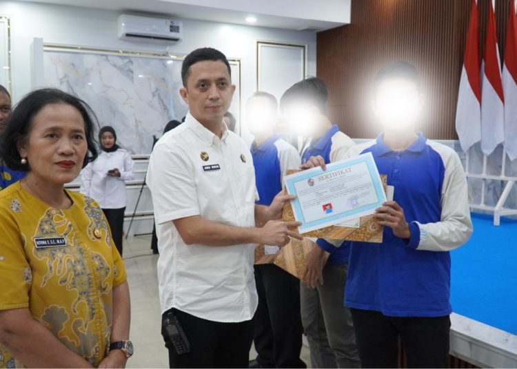 Kepala  Rutan Kelas I Medan, Andi Surya  (tengah) saat menyerahkan sertifikat pelatihan kerja bagi warga binaan yang telah berhasil menyelesaikan program pelatihan kemandirian di bidang montir sepeda motor di aula Sahardjo Rutan Medan.(Satunusantara news/HO-Rutan Medan)