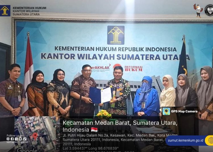 Kepala Divisi Peraturan Perundang-undangan dan Pembinaan Hukum, Ferry Ferdiansyah (empat kanan) saat  menyerahkan  Ranperbup Madina kepada  Kapala Bagian Hukum Munawar di Kanwil Kemenkum Sumut.(Satunusantara news/HO-Kanwil Kemenkum Sumut)