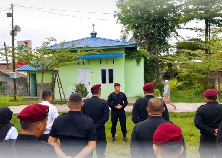 Kepala Rutan Kelas I Labuhan Deli, Eddy Junaedi (tengah) pada kegiatan sosial merenovasi Musholla di kawasan Taman Maharani, Kelurahan Martubung, Kecamatan Medan Marelan.(Satunusantara news/HO-Rutan Labuhan Deli).