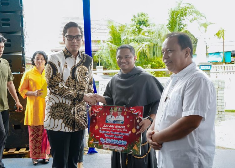 Wali kota Medan, Rico Tri Putra Bayu Waas (kiri) menyerahkan dana hibah untuk rehabilitasi  gereja  pada Safari Natal Pemko Medan di Gereja Katolik Paroki St. Fransiskus Assisi Padang Bulan, Kecamatan Medan Selayang.(Satunusantara newsHO-Diskominfo Medan).