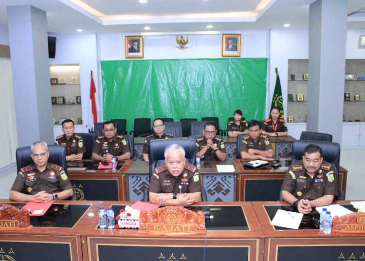 Kepala Kejaksaan Tinggi Sumut Harli Siregar .Satunusantara news/HO-Penkum Kejati Sumut).(tengah)