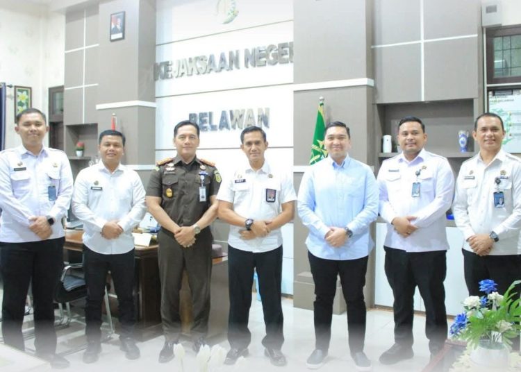 Kepala Rutan Kelas I Labuhan Deli, Eddy Junaedi (empat kanan) saat berkunjung ke Kejari Belawan.(Satunusantara news/HO-Rutan Labuhan Deli).