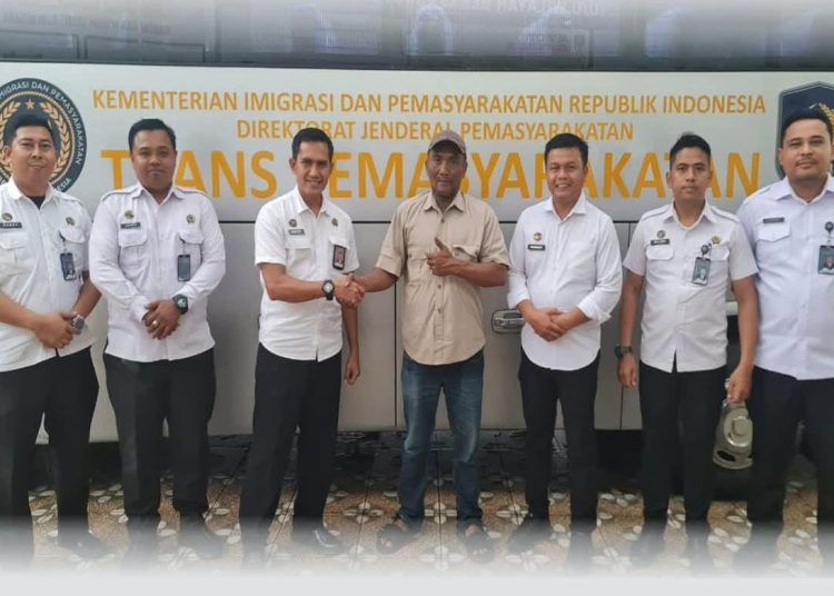 Kepala Rutan Kelas I Labuhan Deli, Eddy Junaedi (tiga dari kiri) saat foto bersama di depan mobil Bus Transpas bantuan Direktorat Jenderal Pemasyarakatan (Ditjenpas)(Satunusantara news/HO-Rutan Labuhan Deli).