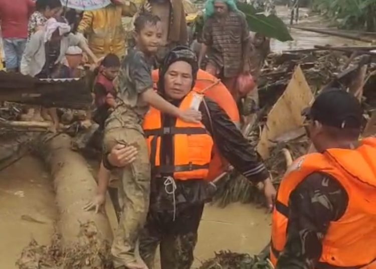 Prajurit Kodim 0212/Tapsel saat membantu evakuasi korban banjir dan tanah longsor di wilayah Tabagsel.(Satunusantara news/HO-Pendim 0212/Tapsel).