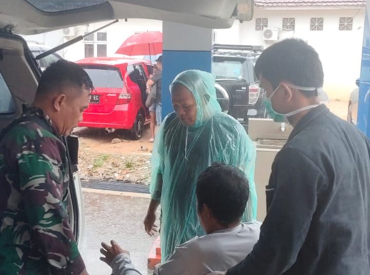Personel Kodim 0211/TT  mengevakuasi warga terdampak banjir melanda Kota Sibolga dan Kabupaten Tapteng.(Satunusantara news/HO-Pendam I/BB)