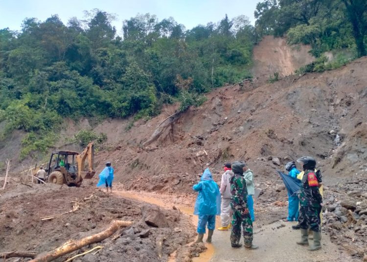 Personel TNI AD dikerahkan secara maksimal untuk menangani  tanah longsor  yang terjadi di wilayah  Tapanuli Tapteng dan Sibolga.(Satunusantara news/HO-Pendam I/BB).