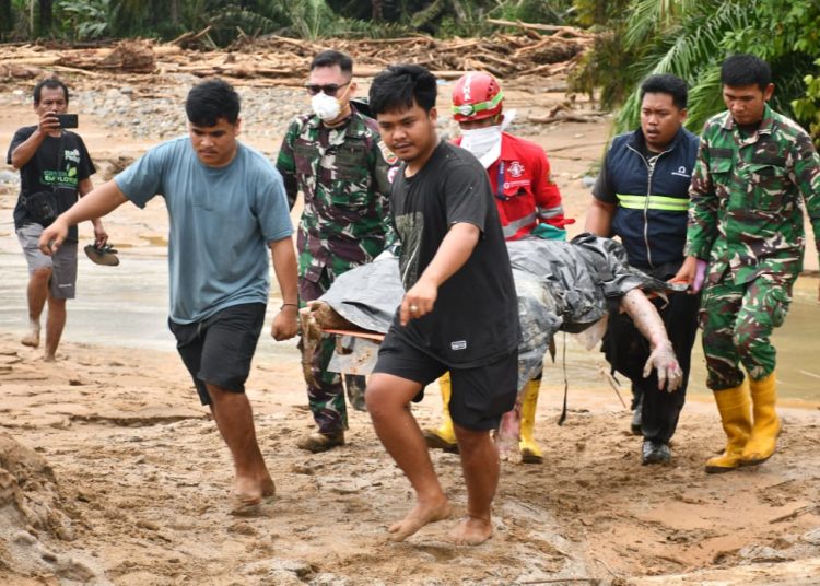 Satgas Penanggulangan Bencana Kodam I/BB,saat mengevakusi korban banjir meninggal dunia  di Desa Garoga, Kecamatan Batang Toru, Kabupaten Tapsel.(Satunusantara news/HO-Pendam I/BB).