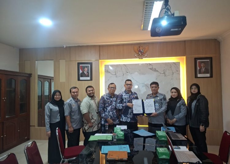 Tim Perancang Peraturaan Perundang-undangan Kanwil Kemenkum Sumut, Roman Situngkir (tiga kanan) saat menyerahkan dokumen  hasil harmonisasi kepada Pemerintah Kota Pematangsiantar.(Satunusantara news/HO-Kanwil Kemenkum Sumut).