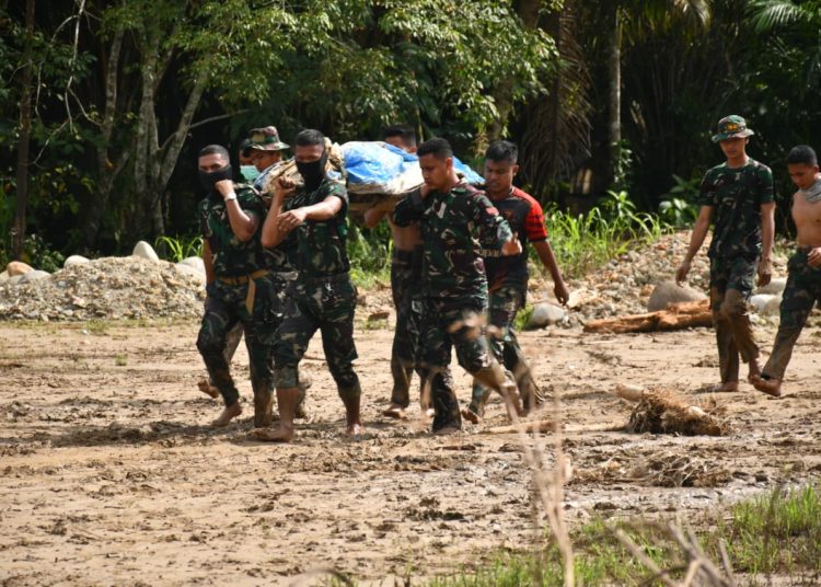 Personel Kodam I/BB saat  mengevakuasi jenazah seorang laki-laki yang ditemukan meninggal dunia akibat banjir di Desa Aek Nadol, Kecamatan Batang Toru, Kabupaten  Tapsel.(Satunusantara news/HO-Pendam I/BB).