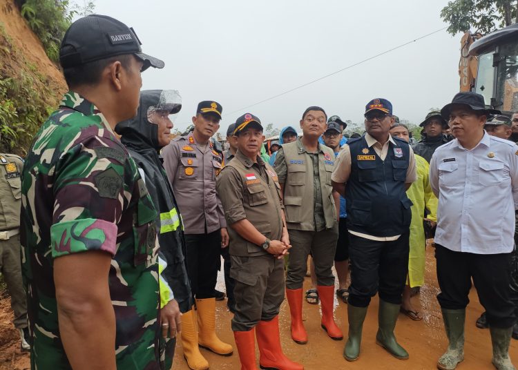 Kepala BNPB Letjen TNI Suharyanto  (tengah) saat ,meninjau pembukaan akses jalan yang tertutup material longsor di jalur utama Tarutung – Adiankoting– Sibolga.(Satunusantara news/HO-Pendam I/BB)