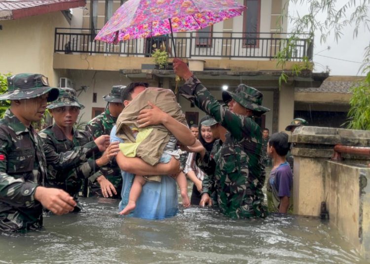 Prajurit Yonkav 6/NK bergerak cepat mengevakuasi warga yang terjebak banjir di Kelurahan Asam Kumbang, Kota Medan.(Satunusantara news/HO-Pendam I/BB).