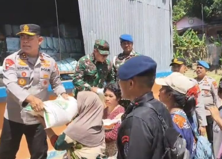 Pangdam I/BB   Mayjen TNI Rio Firdianto (tengah) saat memberaikan bantuan beras kepada warga di Gudang Bulog Sibolga.(Satunusantara news/HO-Pendam I/BB).