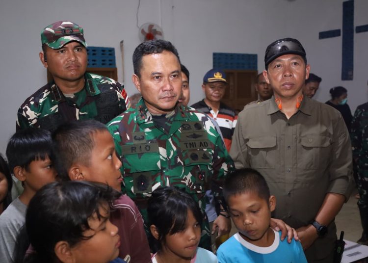 Pangdam I/BB Mayjen TNI Rio Firdianto (tengah) saat  meninjau langsung warga yang terisolir akibat tanah longsor di Desa Sabalanga, Kecamatan Adiankoting, Kabupaten Taput.(Satunusantara news/HO-Pendam I/BB)