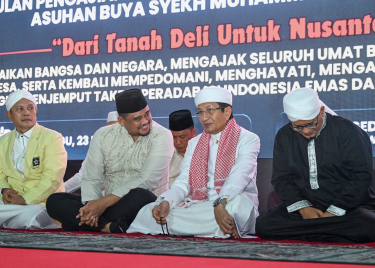 Gubernur Sumut Muhammad Bobby Afif Nasution (tengah) saat , menghadiri Zikir Akbar Nasional Perkumpulan Pengajian Ilmu Tasawuf Thoriqoh Naqsyabandiyah Indonesia (PPITTNI) di Gedung Serbaguna Pemprov Sumut.(Satunusantara news/HO-Diskominfo Sumut).