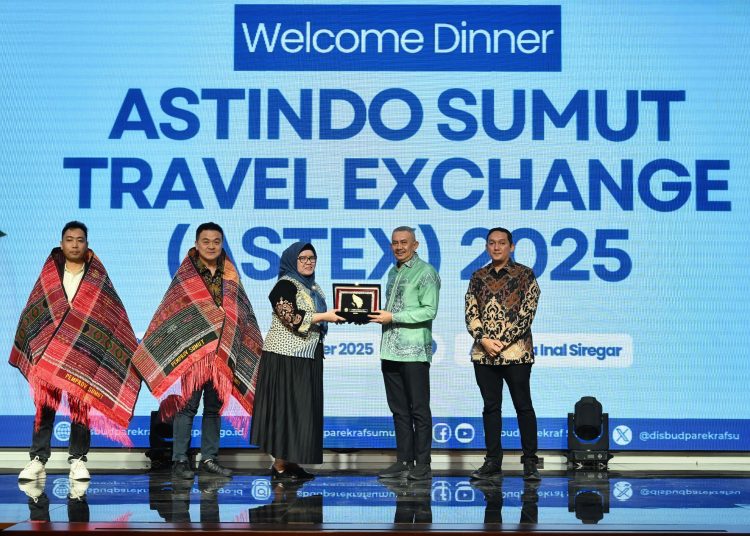 Plh Sekdaprov Sumut Sulaiman Harahap, (dua kanan) saat menyerahkn cendramata pada  Jamuan Makan Tamu Astex 2025 di Aula Raja Inal Siregar, Kantor Gubernur Sumut.(Satunusantara news/HO-Diskominfo Sumut)