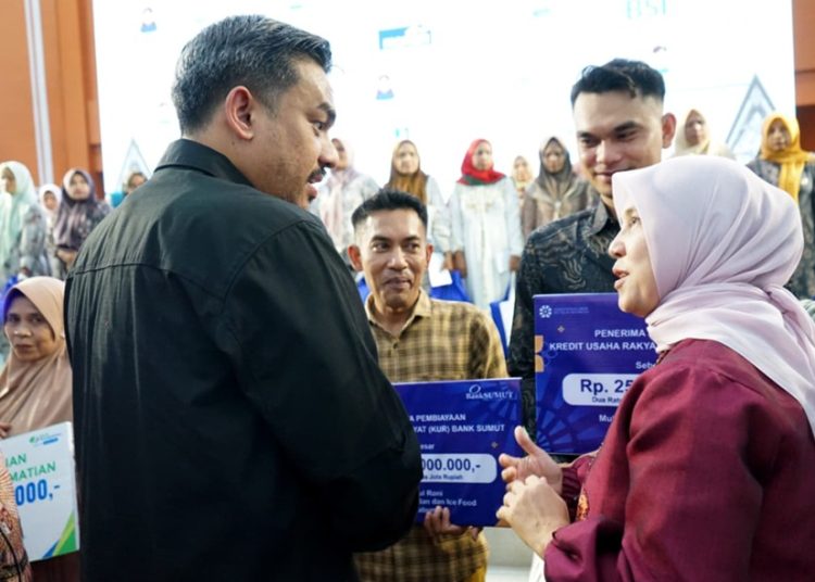 Menteri UMKM Maman  Abdurrahmn (kiri) bersama Direktur Keuangan & TI Bank Sumut , Arieta Aryanti (kanan) pada Festival Kemudahan dan Perlindungan Usaha Mikro di Gedung Serbaguna STAIN Mandailing Natal.(Satunusantara news/HO-Diskomindo Sumut).