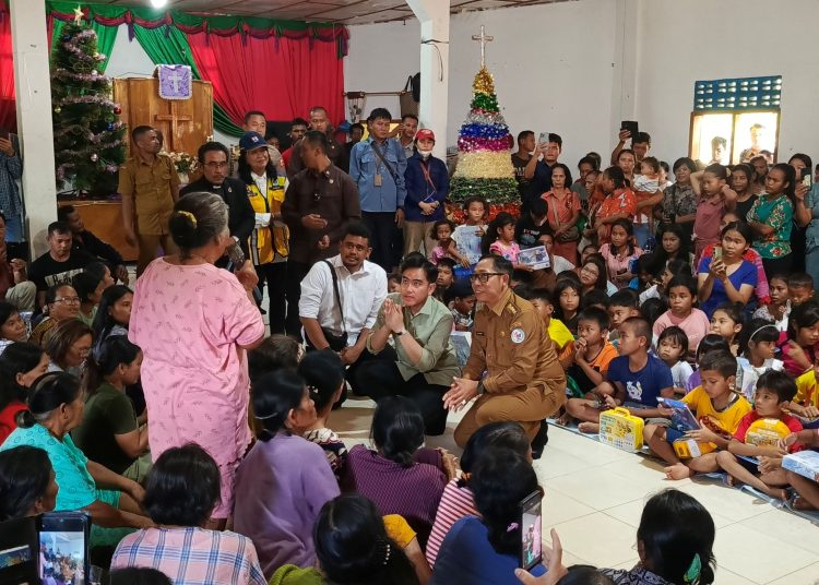 Wapres RI Gibran Rakabuming (tengah) saat   berdialog dengan pengungsi di  Gereja HKBP Sibalangga, Adian Koting, Kabupaten Taput.(Satunusantara news/HO-Diskominfo Sumut).
