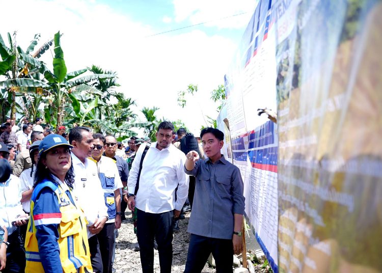 Gubernur Sumut Muhammad Bobby Afif Nasution (tengah) saat mendampingi Wapres RI, Gibran Rakabuming Raka (kanan)  Kunker di Kabupaten Nias Selatan.(Satunusantara news/HO-Diskominfo Sumut).