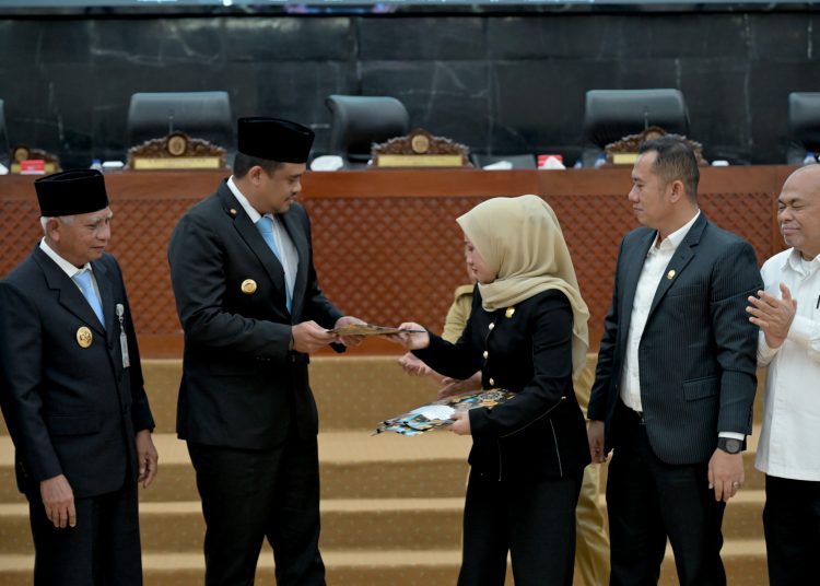 Gubernur Sumut Muhammad Bobby Afif Nasution (dua kiri) saat menerima tiga Ranperda Strategis dari Ketua DPRD Sumut  Erni Ariyanti pada Rapat Paripurna di Gedung DPRD Sumut.(Satunusantara news/HO-Diskominfo Sumut).