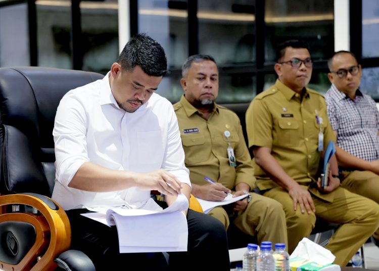 Gubernur Sumut, Bobby Nasution (kiri) saat  rapat percepatan pembangunan huntap bagi korban bencana dengan Menteri PKP dan Yayasan Buddha Tzu Chi secara daring.(Satunusantara news/HO-Diskominfo Sumut).