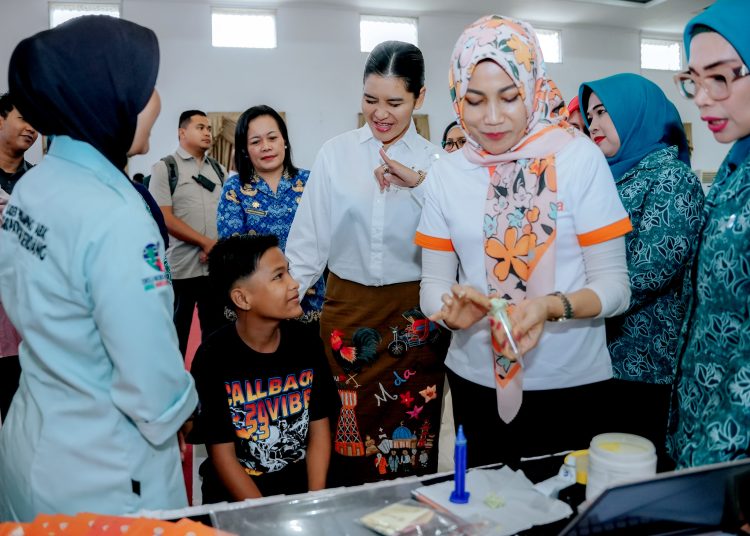 Ketua TP PKK Provinsi Sumut,  Kahiyang Ayu (tengah) saat memberikan bantuan alat bantu dengar (hearing aid) kepada penyandang disabilitas.(Satunusantara news/HO-Diskominfo Sumut).