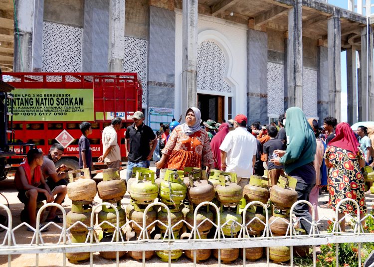 Truk mengangkut 650 tabung gas dan langsung di distribusikan kepada masyarakat di Pandan, tepatnya Masjid Agung Al Muslimin Tapteng.(Satunusantara news/HO-Diskominfo Sumut).