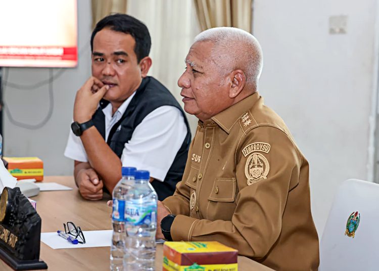 Wakil Gubernur Sumut  Surya (kanan) didampingi  Kepala Perum Bulog Kantor Wilayah Sumut, Budi Cahyanto (kiri) di Posko Darurat Bencana Pemprov Sumut, di Medan.(Satunusantara news/HO-Diskominfo Sunut).