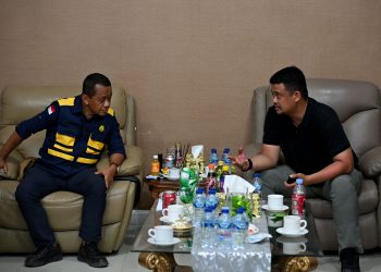 Menteri ESDM Bahlil Lahadalia (kiri) saat rapat bersama Gubernur Sumut Muhammad Bobby Afif Nasution (kanan) di Kantor Bupati Tapteng.(Satunusantara news/HO-Diskominfo Sumut).