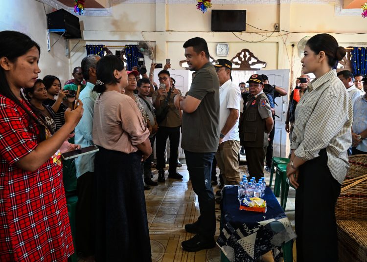 Gubernur Sumut, Muhammad Bobby Afif Nasution (tengah) saat menghadiri perayaan Natal di Desa Simataniari, Kabupaten Tapanuli Selatan.(Satunusantara news/HO-Diskominfo Sumut).