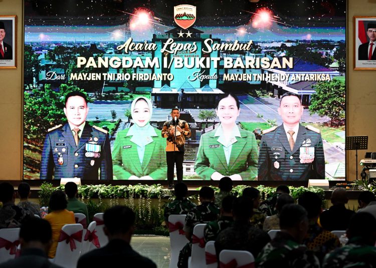 Gubernur Sumut Muhammad Bobby Afif Nasution (tengah) pada acara Lepas Sambut Pangdam I/BB dari Mayjen TNI Rio Firdianto kepada Mayjen TNI Hendy Antariksa, di Balai Prajurit Kodam I/BB,Medan.(Satunusantara news/HO-Diskominfo Sumut)