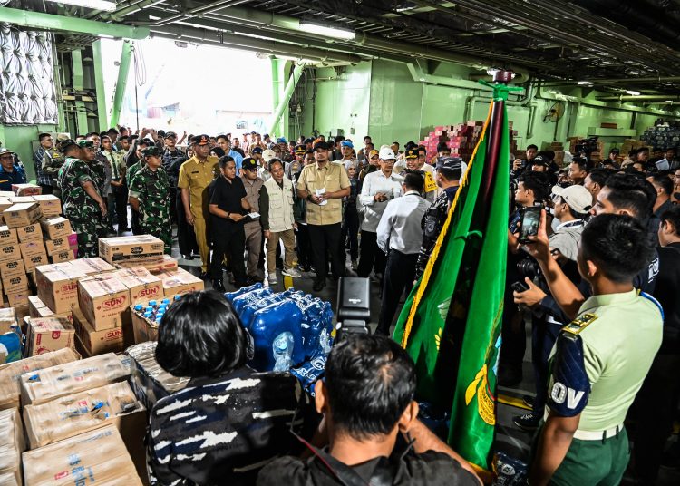 Gubernur Sumut,  Muhammad Bobby Afif Nasution (tengah) saat  melepas secara simbolis untuk kabupaten/kota di Sumut yang terdampak bencana banjir  dan longsor.(Satunusantara news/HO-Diskominfo Sumut).