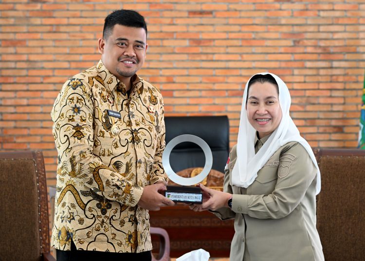 Gubernur Sumut,  Muhammad Bobby Afif Nasution (kiri) saat menyerahkan cendramata kepada Wakil Walikota Palu, Imelda Liliana Muhidin, di Kantor Gubernur Sumut.(Satunusantara news/HO-Diskominfo Sumut).