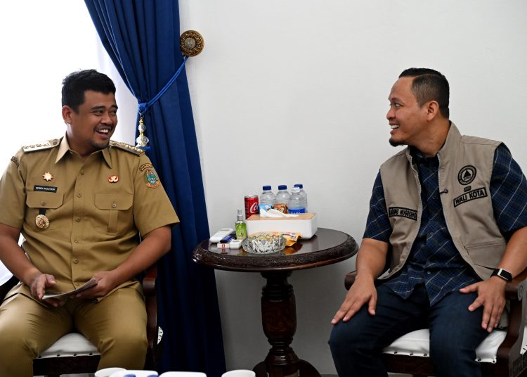 Gubernur Sumut  Muhammad Bobby Afif Nasution (kiri) saat menerima Walikota Pekanbaru Agung Nugroho di Rumah Dinas Gubernur Sumut.(Satunusantara news/HO-Diskominfo Sumut).