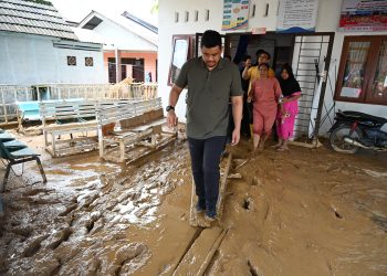 Kecamatan Tukka Kabupaten Tapteng status darurat pascabencana akibat jalan tertutup material longsor