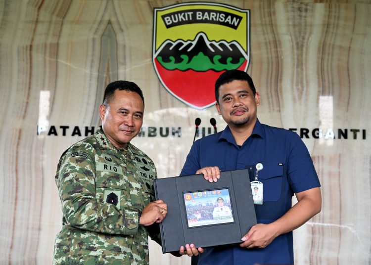 Gubernur Sumut  Muhammad Bobby Afif Nasution (kanan) saat menerima cendramata dari Pangdam I/BB Mayjen TNI Rio Firdianto di Makodam I/BB.(Satunusantara news/HO-Diskominfo Sumut).