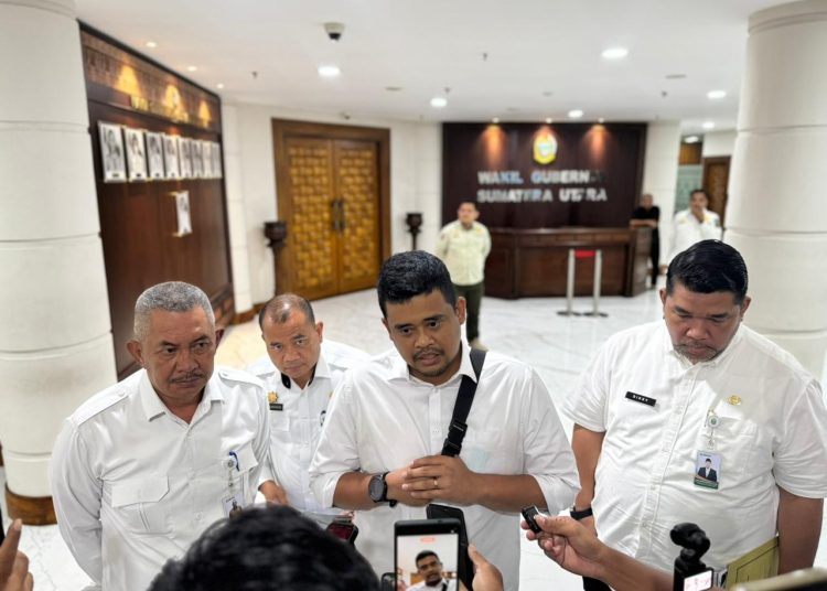 Gubernur Sumatera Utara Muhammad Bobby Afif Nasution (tengah0 sat menjawab pertanyaan wartawan di Medan.(Satunusantara news/HO-Diskominfo Sumurt).