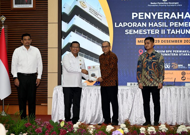 Gubernur Sumut  Muhammad Bobby Afif Nasution (kir) pada  acara  LHP Kepatuhan atas Kegiatan Peningkatan Sarana dan Prasarana Pendidikan di Pemprov Sumut dan instansi terkait lainnya, Tahun 2024 sampai Semester II Tahun 2025. (Satunusantara news/Diskominfo Sumut).