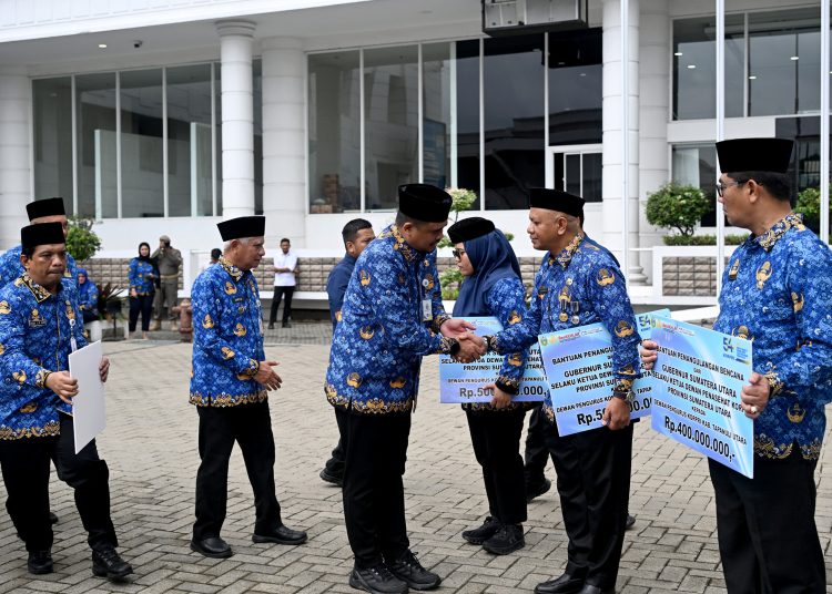 Gubernur Sumut Bobby Nasution (kiri) saat menyerahkan  bantuan untuk bencana pada  Hari Ulang Tahun ke-54 KORPRI di Lapangan Apel Kantor Gubernur.(Satunusantara news/HO-Diskominfo Sumut).