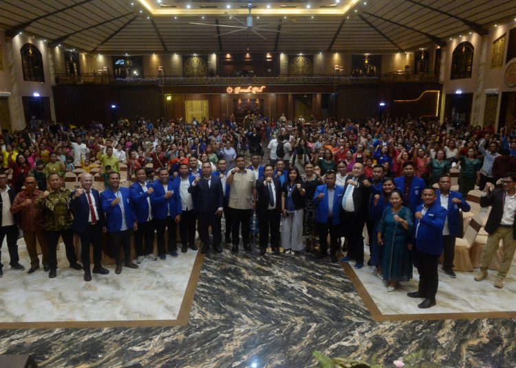 Gubernur Sumut,  Bobby Nasution (tengah) pada Perayaan Natal GAMKI Sumut yang dirayakan bersama warga korban banjir dan longsor, di Bernada Hall Medan.(Satunusantara news/HO-Diskominfo Sumut).