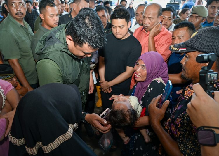 Gubernur Sumut) Muhammad Bobby Afif Nasution (tengah) saat meninjau  lokasi terdampak banjir di Kecamatan Padangtualang dan Tanjungpura, Kabupaten Langkat.(Satunusantara news/HO-Diskominfo Sumut).