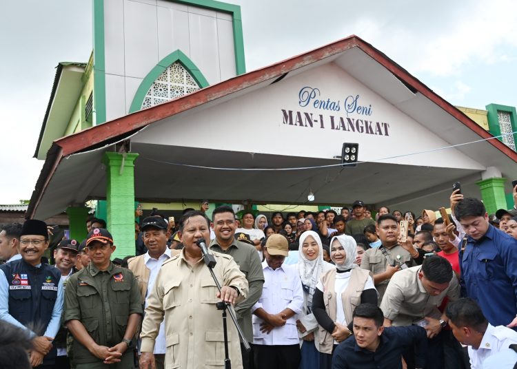 Presiden RI Prabowo Subianto (tengah) saat meninjau langsung pengungsi dan dapur umum Posko MTsN 1/MAN 1 Tanjung Pura, Kecamatan Tanjung Pura, Kabupaten Langkat.(Satunusantara news/HO-Pendam I/BB).