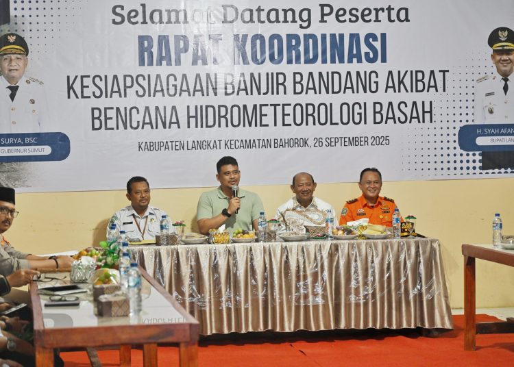 Gubernur Sumut  Muhammad Bobby Afif Nasution (tengah) saat Rakor Banjir Bandang  melalui zoom meeting bersama Kepala BMKG RI, Dwikora Karnawati  di Kantor Camat Bahorok, Kabupaten Langkat belum lama ini,.(Satunusantara news/HO-Diskominfo Sumut).