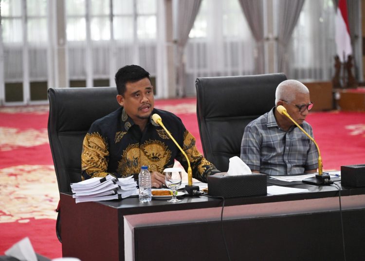 Gubernur Sumut, Muhammad Bobby Afif Nasution (kirii) saat rapat pembahasan pembangunan hunian tetap pascabencana Sumatera, secara daring di Aula Tengku Rizal Nurdin, Rumah Dinas Gubernur di Medan.(Satunusantara news/HO-Diskominfo  Sumut).
