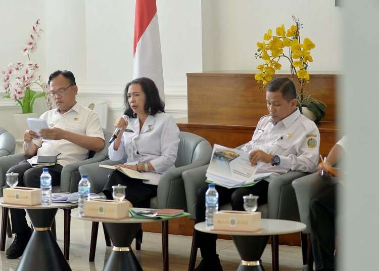 Kepala Biro Perekonomian Setdaprov Sumut, Poppy Marulita Hutagalung (tengah) pada konferensi pers di Aula Dekranasda Kantor Gubernr Sumut.(Satunusantara news/HO-Diskominfo Sumut).